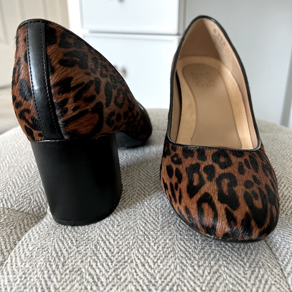 Naturalizer block heel pump